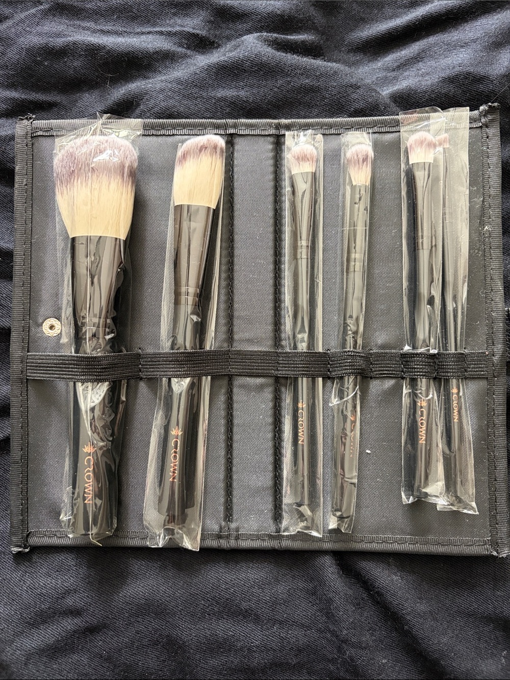 Crown set of 6 Makeup Brushes, New Never Used. Brushes in a Black Case